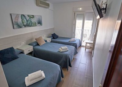 Habitacion Triple Habitaciones Isabel Los Prados Malaga (3)